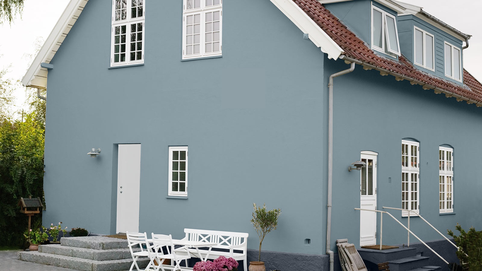 Harmonijne kolory okien, drzwi i elewacji