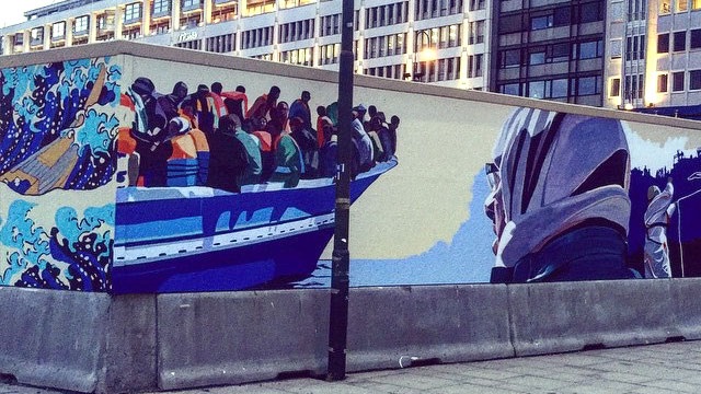 To graffiti namalowane na 60-metrowej długości murze przy Placu Ratuszowym w Oslo.