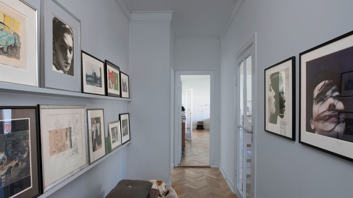 Ściany, sufit i ościeżnice w jednym kolorze nadają czysty, skandynawski styl. Zastosowana farba ma numer 5522.