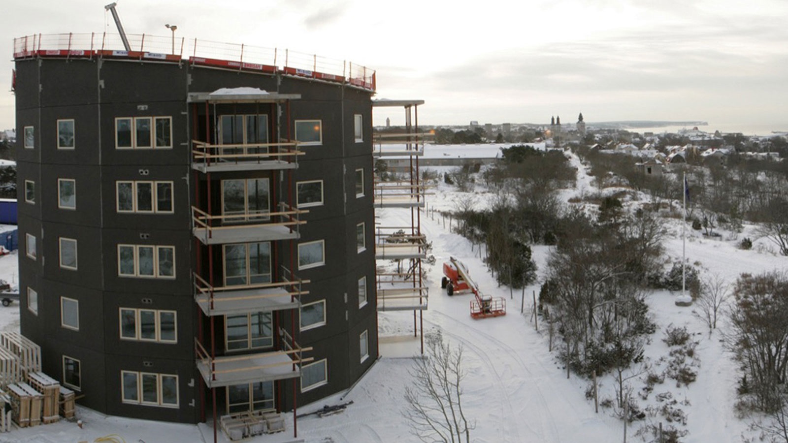 Pierwszy ekologiczny budynek na szwedzkiej wyspie Gotlandii, złożony z 45 mieszkań. Wykorzystano tutaj farbę Flutex 7S posiadającą europejski znak ekologiczny.