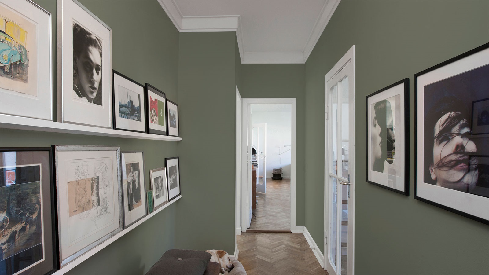 Wyrazisty kolor ścian, który zaprasza, by wejść do środka. Tworzy ostry kontrast z bielą sufitu, sztukaterii i elementów drewnianych. Zastosowana farba ma numer 4507.